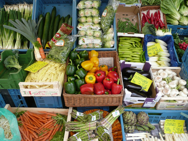 Obst und Gemüse in Kisten - Fotó, kép