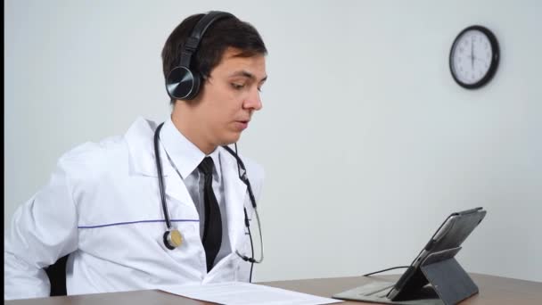 medico parla tramite collegamento video con i pazienti - Filmati, video