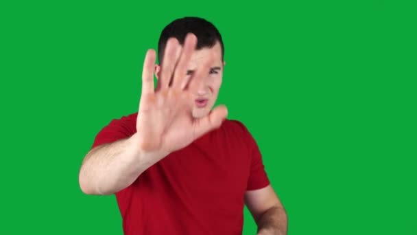 man die zijn ogen bedekt met zijn handen op een groen scherm - Video