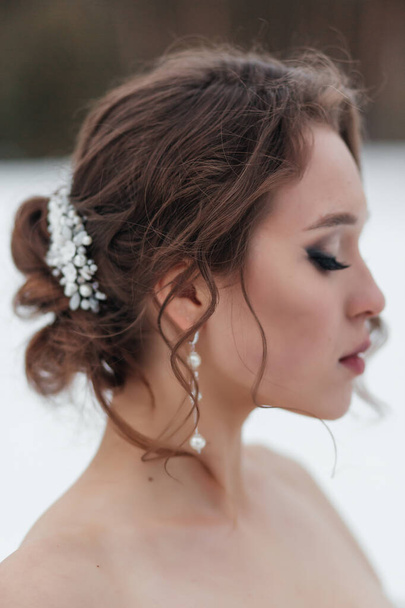 Wedding jewelry on the bride's head. Winter - Φωτογραφία, εικόνα