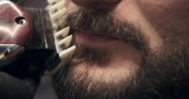 Borbély kéz vágás szakáll szegélyvágó - Felvétel, videó