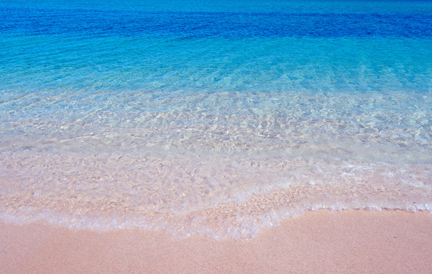 água azul-turquesa e areia rosa
 - Foto, Imagem