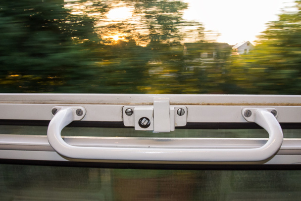 Vista desde la ventana del tren en alta velocidad
 - Foto, Imagen