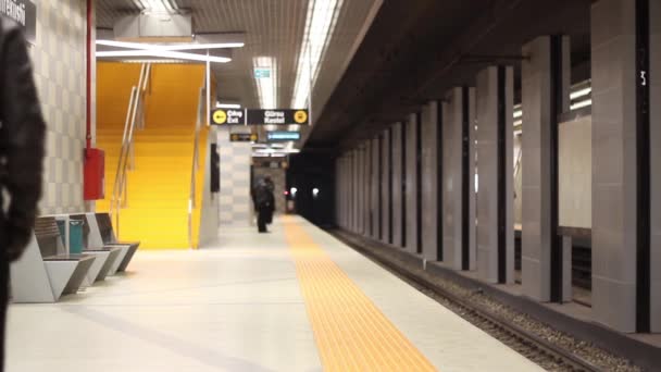 Podziemna stacja metra - Materiał filmowy, wideo