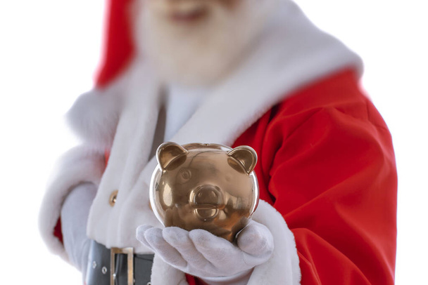 Vánoce Santa Claus s mincí, Piggybank na bílém pozadí. Emocionální starší muž modelový stařec s přirozeným bílým vousem Otec Vánoce. Radostný charakter pro vánoční reklamu - Fotografie, Obrázek