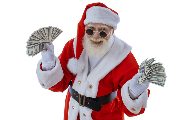 Święty Mikołaj z banknotami na białym tle. Emocjonalny starszy mężczyzna model starzec z naturalną białą brodą Ojciec Boże Narodzenie. Radosny charakter reklamy świątecznej - Zdjęcie, obraz