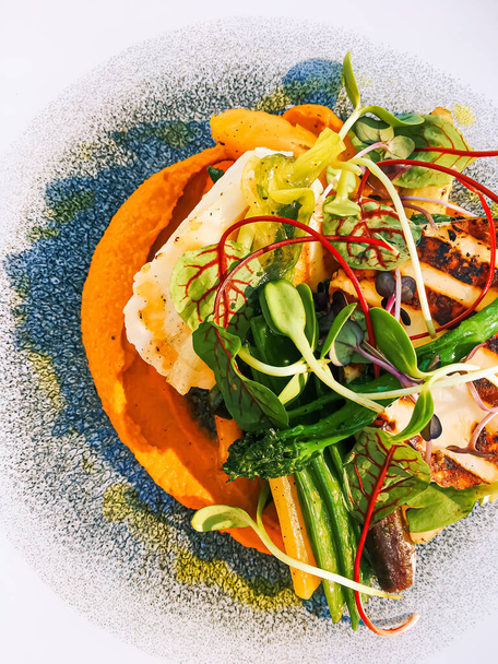 Υγιεινή συνταγή, βιολογικά τρόφιμα και χορτοφαγική σαλάτα μενού σε πολυτελές εστιατόριο, ζεστά λαχανικά με τυρί, χόρτα και βότανα σερβίρονται στο πιάτο - Φωτογραφία, εικόνα