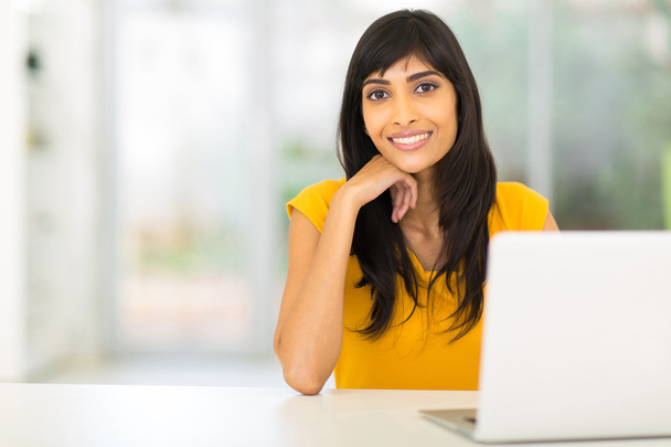 laptop önünde oturan Hintli kadın - Fotoğraf, Görsel