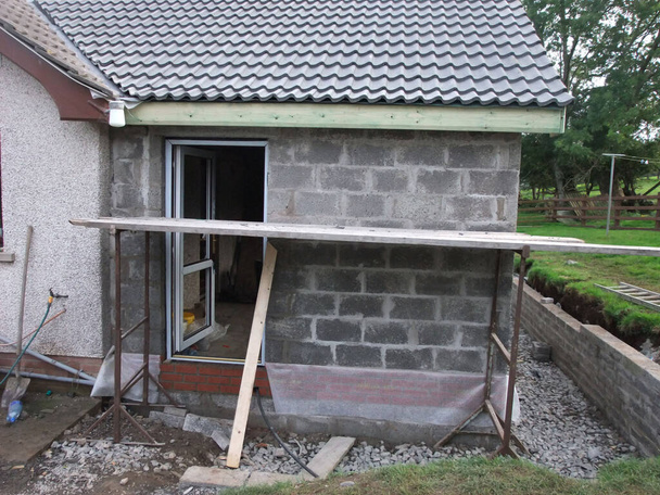 Χτίζοντας μια επέκταση σε ένα σπίτι μπανγκαλόου συμπεριλαμβανομένης της οροφής - Φωτογραφία, εικόνα