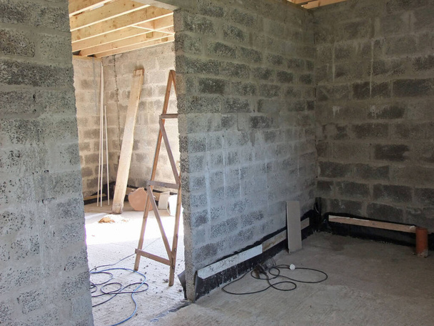 Χτίζοντας μια επέκταση σε ένα σπίτι μπανγκαλόου συμπεριλαμβανομένης της οροφής - Φωτογραφία, εικόνα