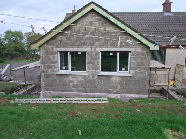 Construyendo una Extensión a una casa de bungalow incluyendo el techo - Foto, Imagen