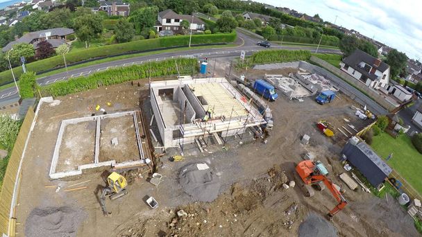 Construyendo nuevas viviendas en una obra de construcción en Irlanda  - Foto, Imagen