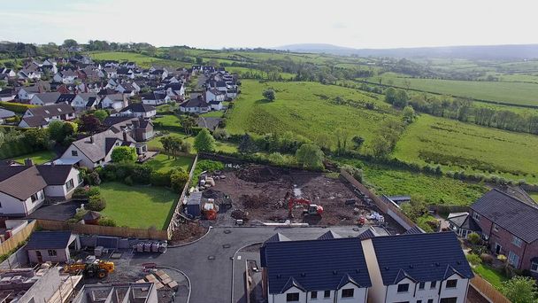 Construyendo nuevas viviendas en una obra de construcción en Irlanda - Foto, Imagen