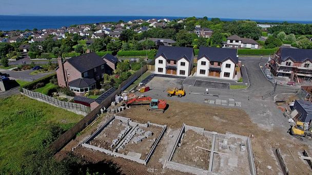 Construyendo nuevas viviendas en una obra de construcción en Irlanda - Foto, Imagen