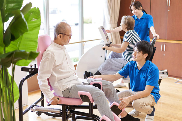 Ältere Menschen trainieren in der Fitnessecke einer Pflegeeinrichtung - Foto, Bild