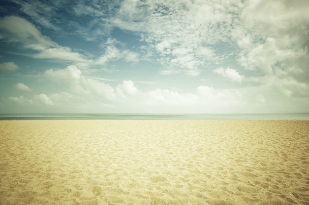 Auringonpaiste tyhjällä rannalla
 - Valokuva, kuva