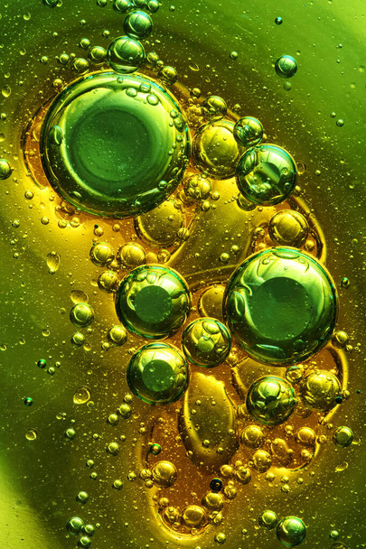 burbujas de aceite con agua sobre vidrio - Foto, Imagen