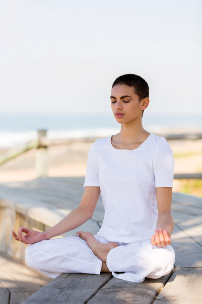 young woman meditating - Foto, afbeelding