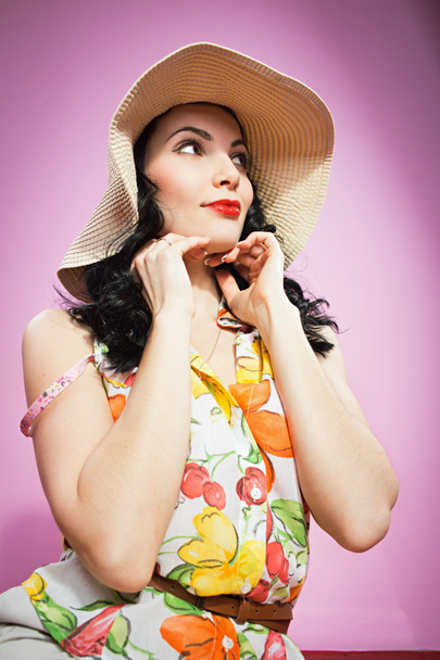 pin up girl in a big hat - Foto, afbeelding