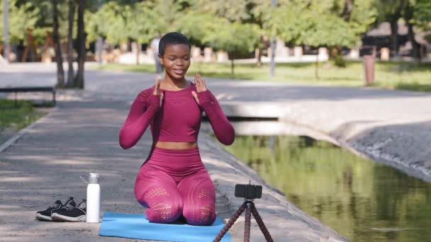 Animado millennial belo instrutor de ioga gravação vlog no celular exercício básico, treinador de fitness realiza aulas on-line. Integração corpo-mente, treinamento para o conceito de saúde mental e física - Filmagem, Vídeo