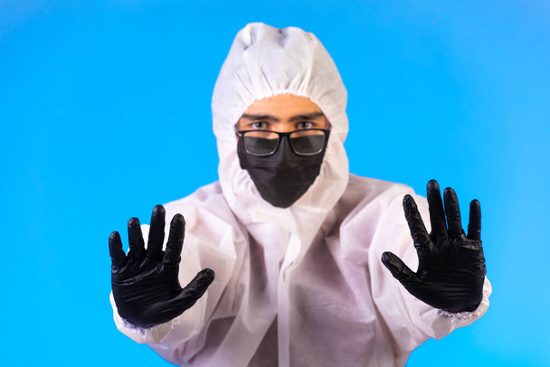 Desinfetante em uniforme preventivo especial e máscaras. Foto de alta qualidade - Foto, Imagem
