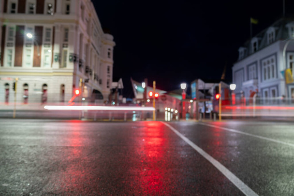Wellington Neuseeland _ 27. Juli 2021; Vorbeifahrende Fahrzeuge und Lichtströme verschwimmen vor nächtlichem Hintergrund an der Kreuzung Jervois Quay - Foto, Bild