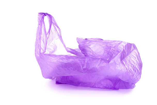 Прозрачный фиолетовый пластиковый пакет с ручками на белом фоне - Фото, изображение