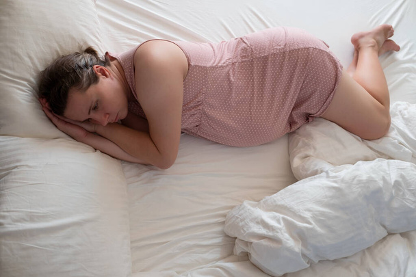 Worried pregnant woman in the bed suffering from insomnia - Foto, Imagen