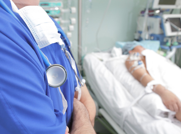 Doctor watching patient in a hospital ward  - Foto, Imagen