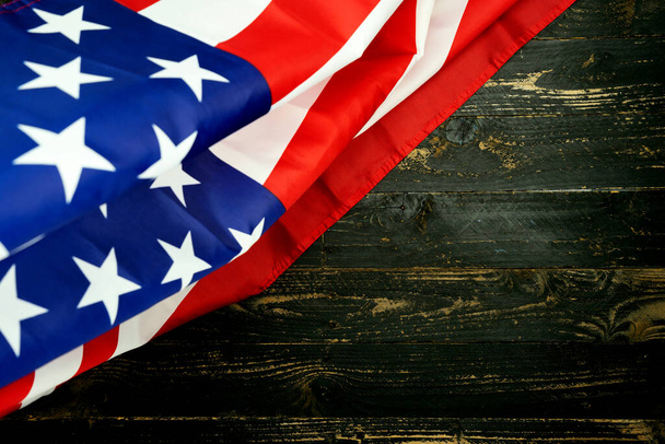 Σημαίες αμερικανικές σε μαύρο φόντο ξύλο, εικόνα για 4η Ιουλίου Ημέρα ανεξαρτησίας Σημαία ΗΠΑ σε σκούρο φόντο ξύλινη υφή τοίχου - Φωτογραφία, εικόνα