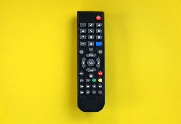 flat lay tv távirányító tv-nézés sárga fényes háttér - Fotó, kép