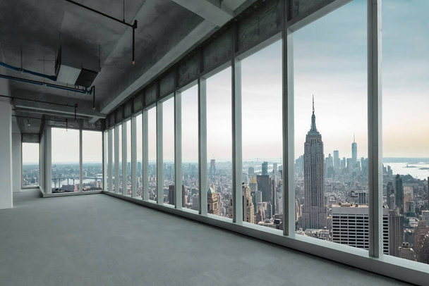 Paljas toimisto sisustus näköalalla New York Manhattan horisonttiin. Kaupallinen tila vuokrattavaksi kaupungissa. - Valokuva, kuva