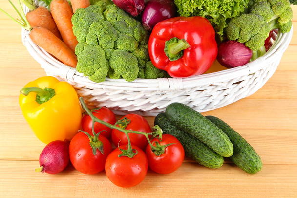 Fresh vegetables in wicker basket - Valokuva, kuva