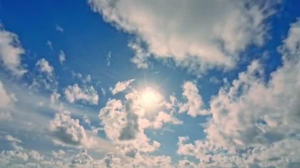 Ηλιακό φως και Κτίριο κινήσεις clouds.fluffy σύννεφα ουρανό πάροδο του χρόνου. B Roll Πλάνα Cloudscape timelapse θολό. πλάνα time lapse nature 4k.concept Φύση φόντο και Ταξίδι. Ιστοσελίδα. Περιβάλλον - Πλάνα, βίντεο