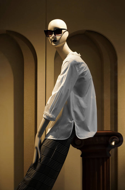 female mannequin in  sunglasses on head, white shirt.  - Foto, afbeelding