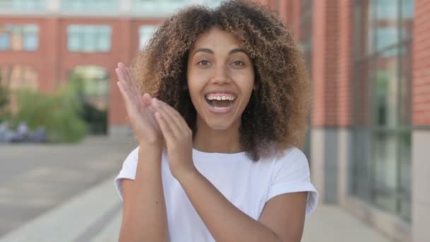 Joven mujer africana aplaudiendo, aplaudiendo  - Metraje, vídeo