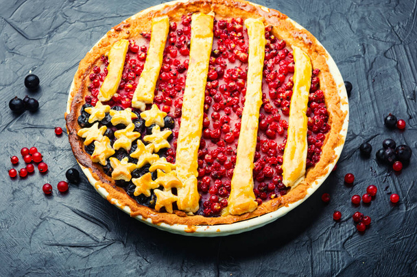 Вид домашнього пирога з червоними і чорними запонами. Солодкий десерт. American flag.American berry pie. - Фото, зображення