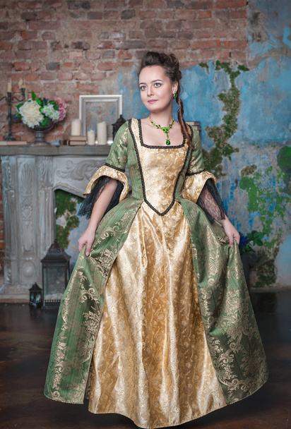 Beautiful woman in medieval dress  - Foto, afbeelding