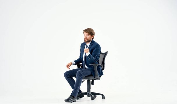 ein Mann im Anzug sitzt im Bürostuhl - Foto, Bild