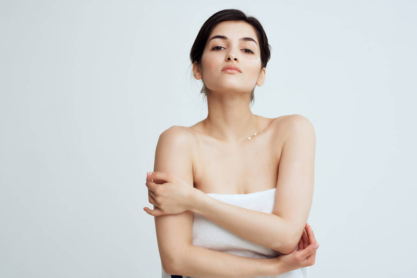 裸の肩のスキンケアの衛生的な光の背景を持つ女性 - 写真・画像