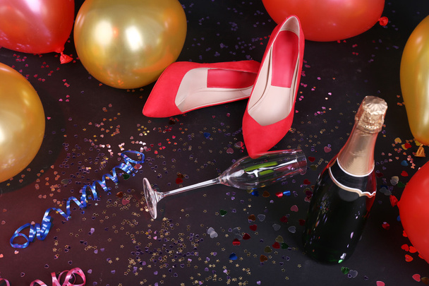 Shoes with confetti, champagne and balloons on the floor - Fotografie, Obrázek