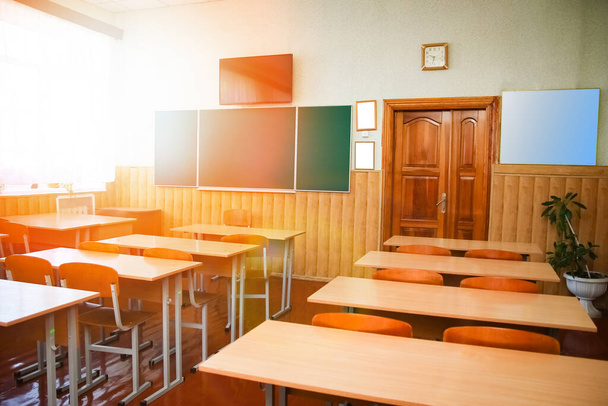 Desks desks in the classroom on the background of the school blackboard background - Φωτογραφία, εικόνα