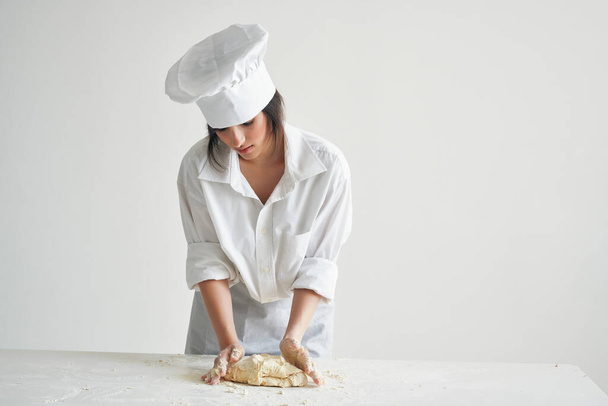 mulher padeiro chef uniforme fazendo massa de pizza e massa - Foto, Imagem
