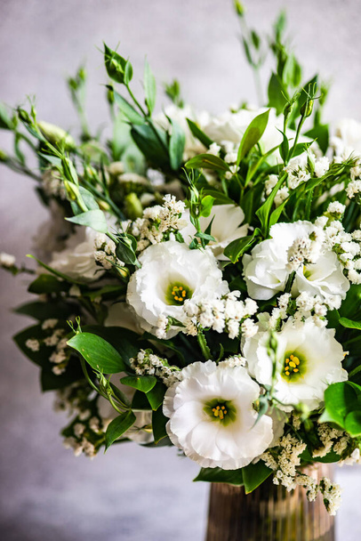 Hermosas flores de eustoma blanco en ramo de verano como concepto de regalo - Foto, imagen