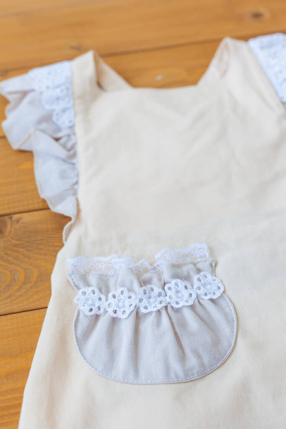 Vestido infantil fabricado en algodón y encaje en colores beige y blanco. Hermosa ropa para niñas. Estilo rústico de los niños sundress.rustic. - Foto, Imagen