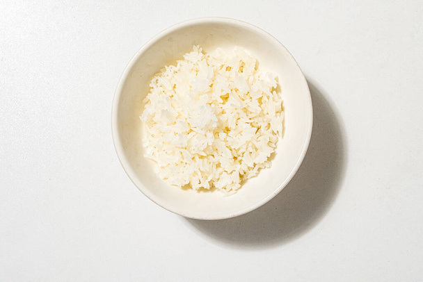 rice in the white bowl - Foto, afbeelding