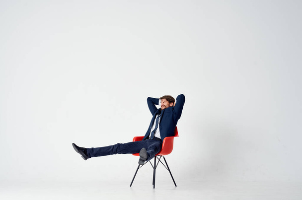 Homme joyeux assis sur Red Chair Manager travail de bureau - Photo, image