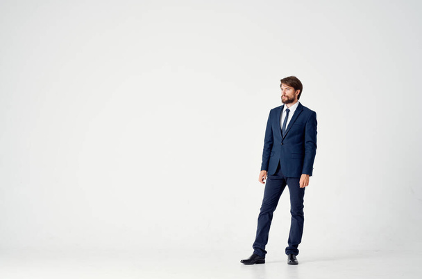 The man in a suit posing executive office Studio - Foto, Imagen