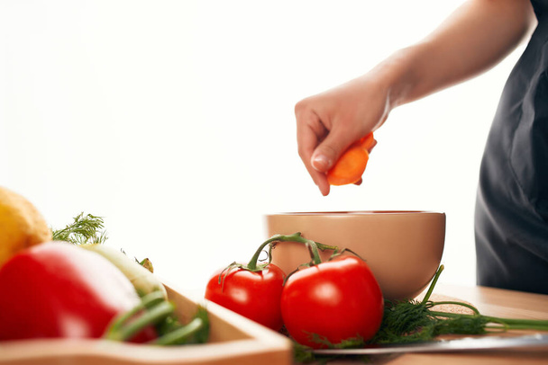 τεμαχίζοντας καρότα σε ένα ξύλο κοπής με ένα μαχαίρι φρέσκα λαχανικά μαγείρεμα - Φωτογραφία, εικόνα