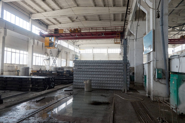 vista interior del taller para la producción de productos de hormigón armado - Foto, Imagen